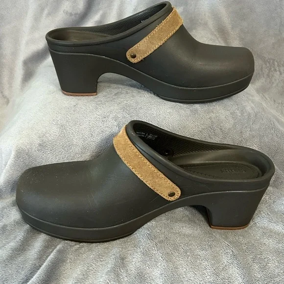 CROCS Brown Tan Clogs with Leather Strap - Picture 3 of 10